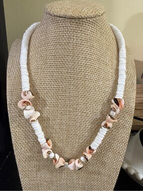 VINTAGE Puka Shell 🐚 And other shells Necklace